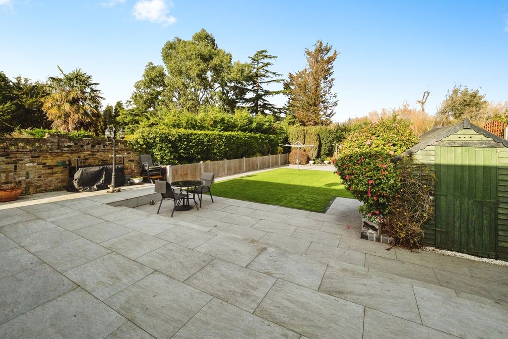 Property photo 3 of 20 Garden