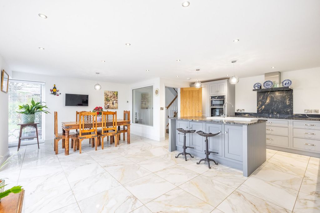 Property photo 2 of 31