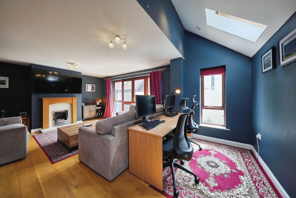 Property photo 3 of 19 Pbox-Img.Jpg