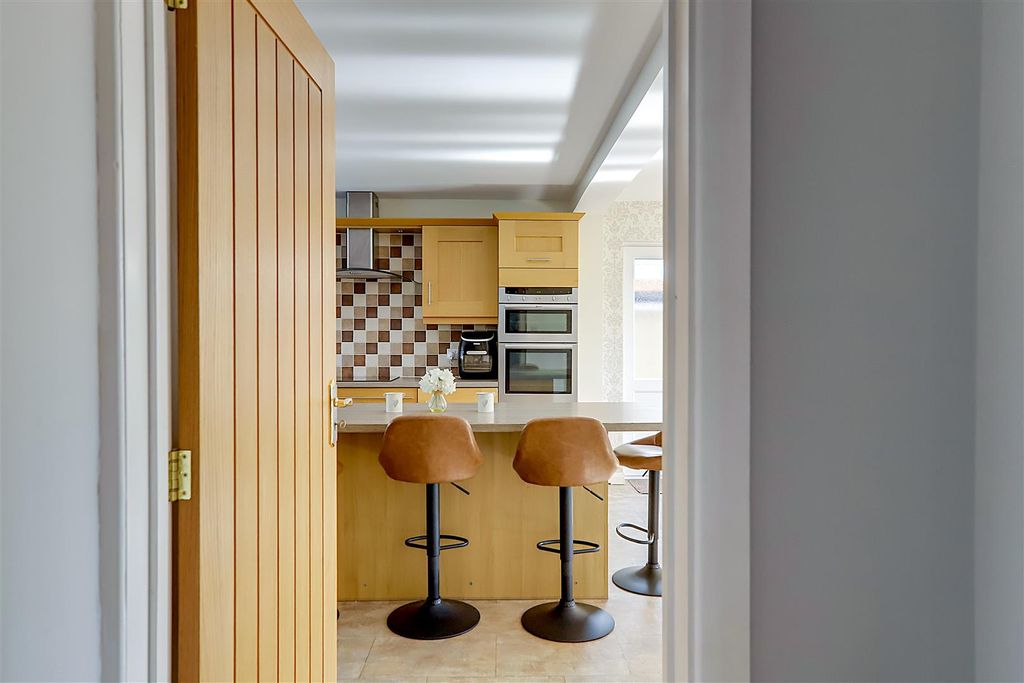 Property photo 3 of 28 Img_4695-Img_4697.Jpg