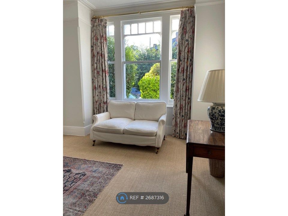 Property photo 3 of 18 Living Room