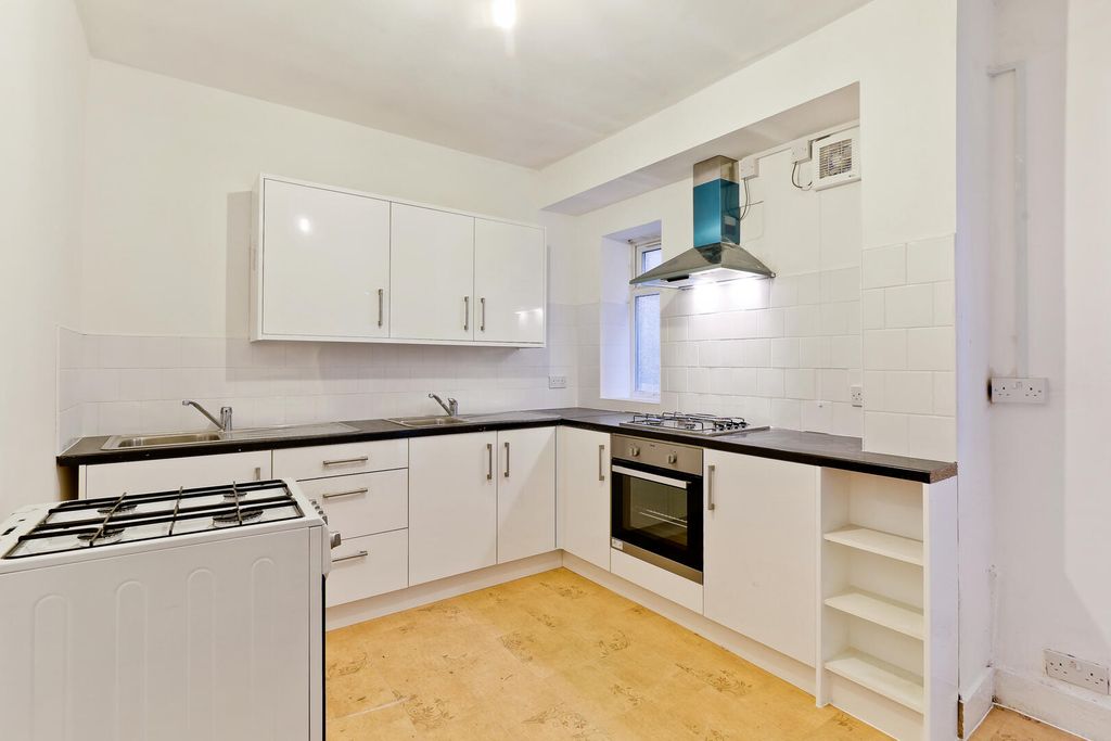 Property photo 3 of 7 Kitchen