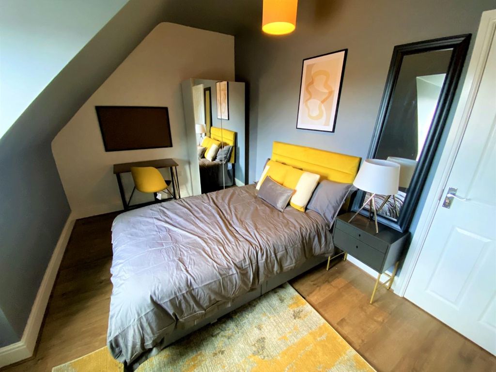 Property photo 1 of 10 Bedroom