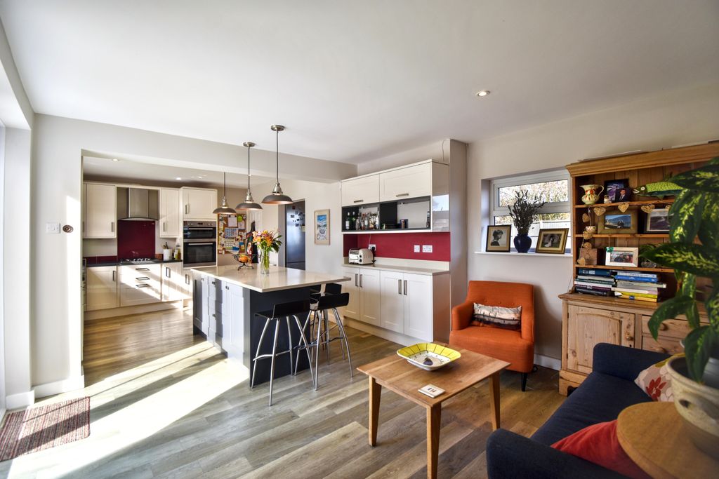 Property photo 2 of 33