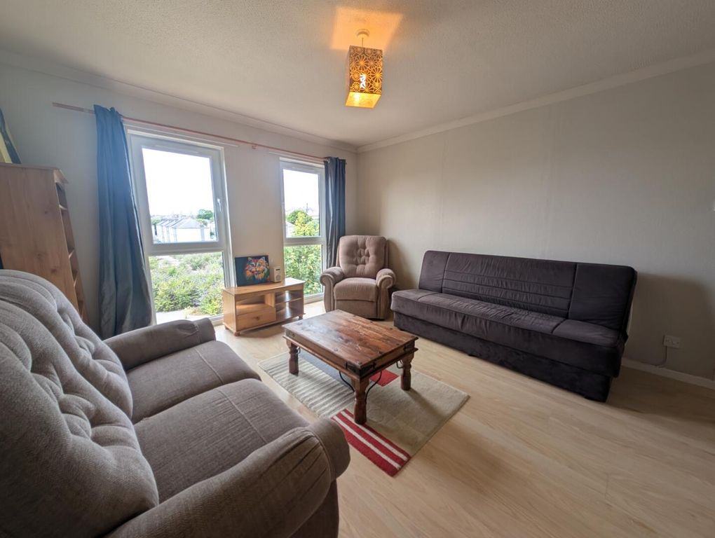 Property photo 1 of 6 Living Room