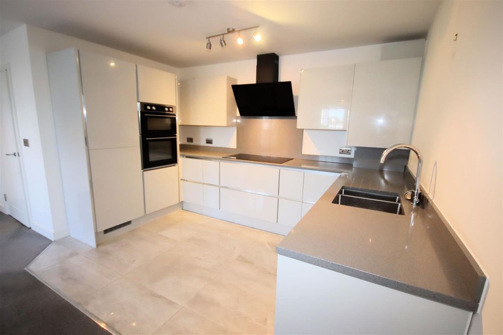 Property photo 2 of 16 Fitted Kitchen