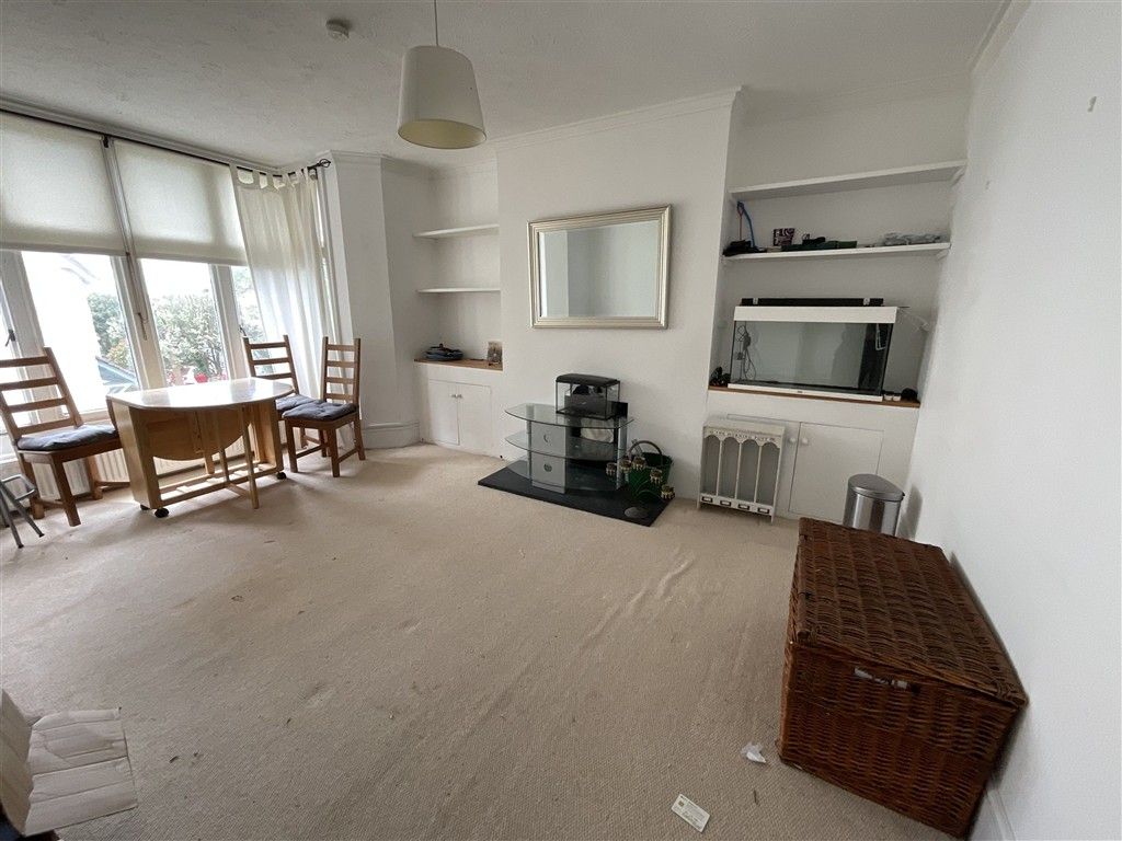 Property photo 3 of 6 Lounge