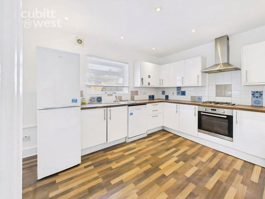 Property photo 3 of 16 Kitchen