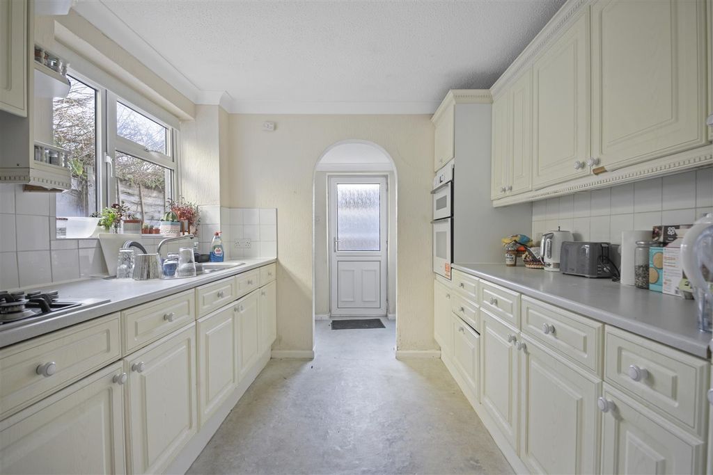 Property photo 2 of 10 Kitchen