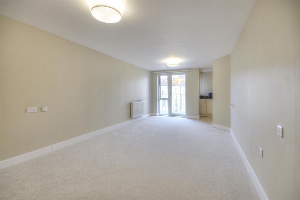 Property photo 3 of 8 26Tudorrosecourtsouthseaphoto3.Jpg