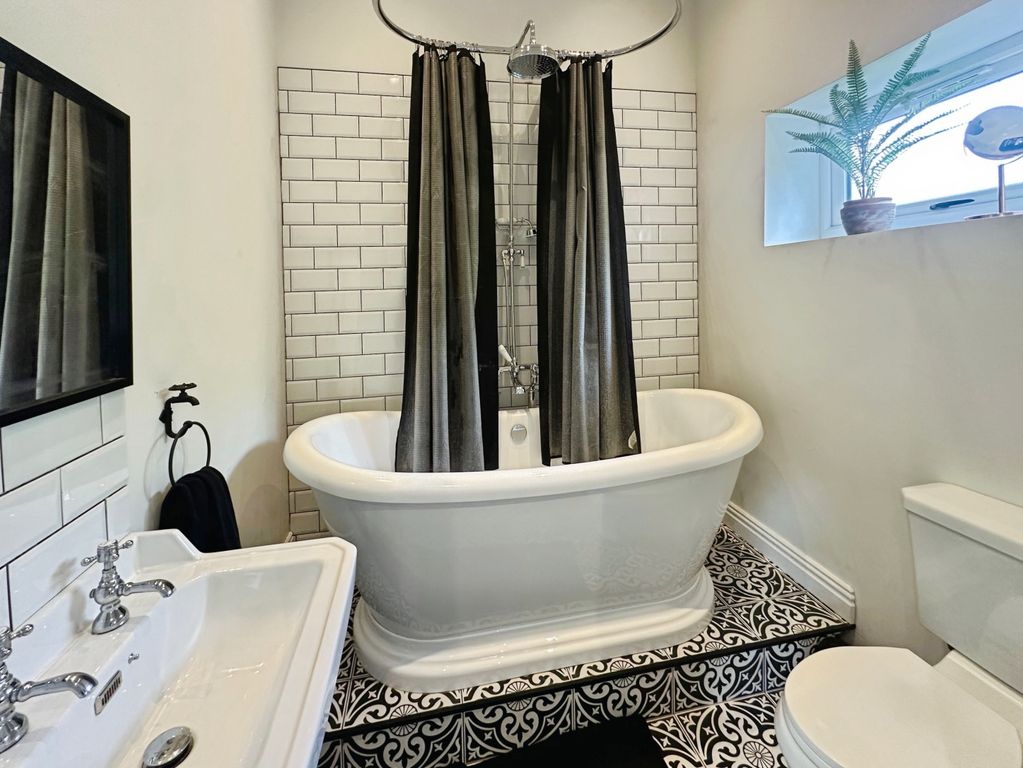 Property photo 3 of 19 Bathroom
