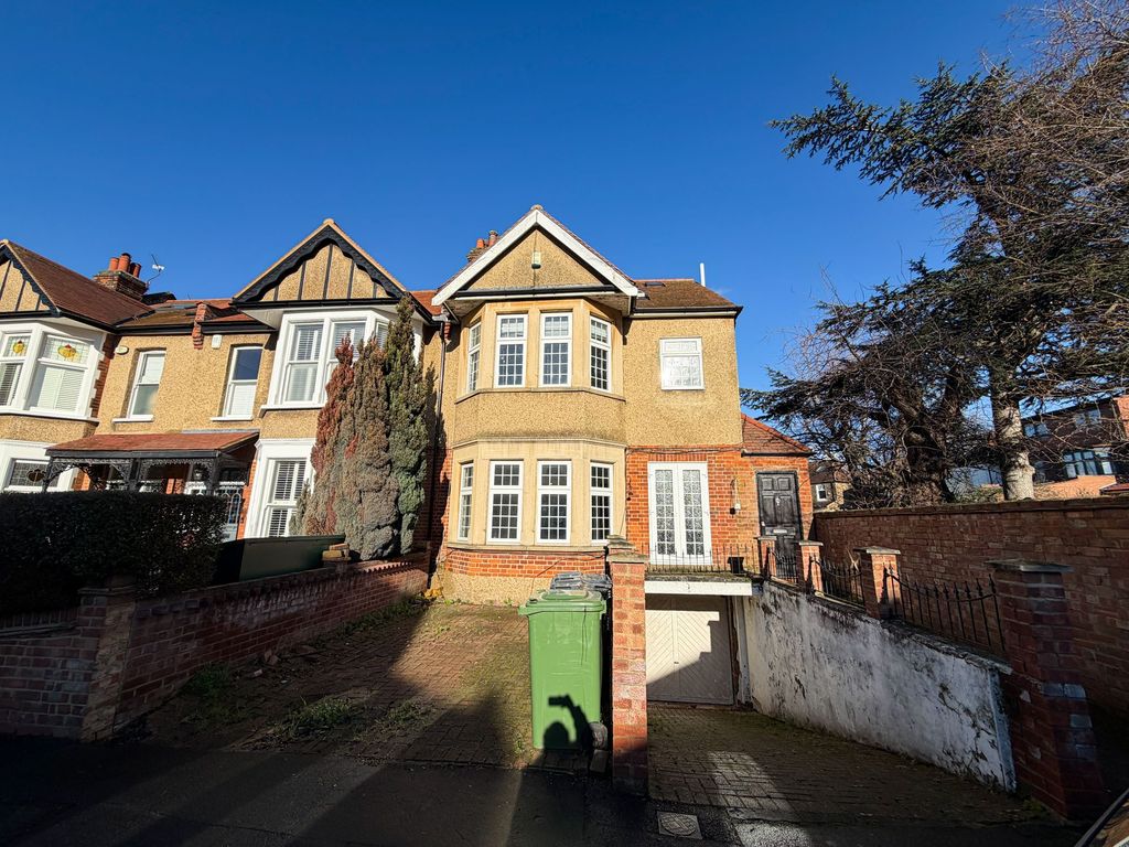 Property photo 1 of 18 Windsor Rd E11