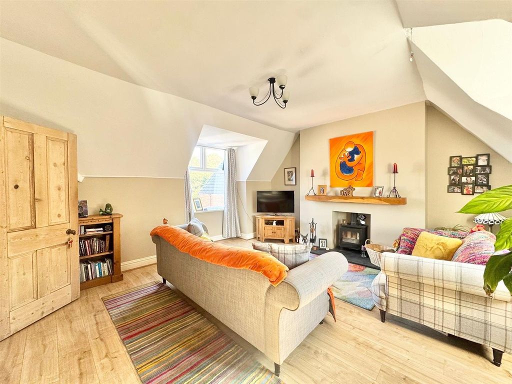 Property photo 2 of 21 Lounge.Jpg