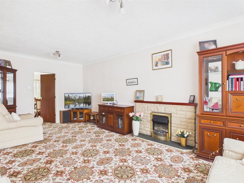 Property photo 3 of 17 Lounge