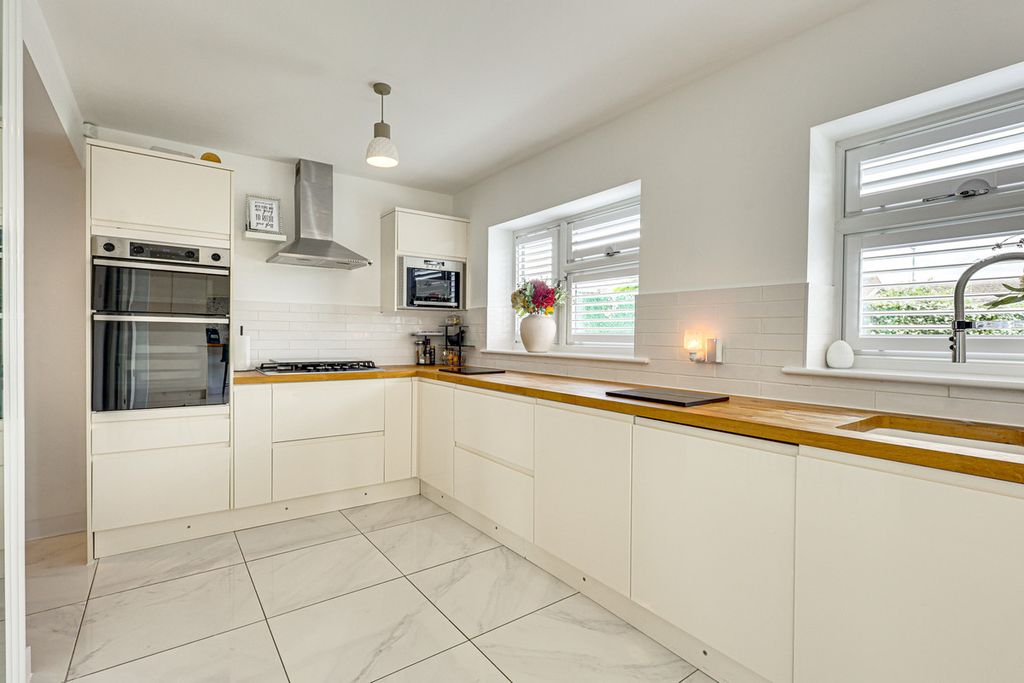 Property photo 2 of 31