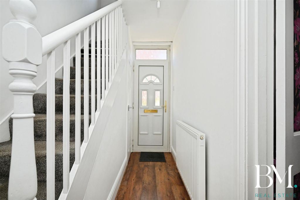 Property photo 3 of 23 Entrance Hall