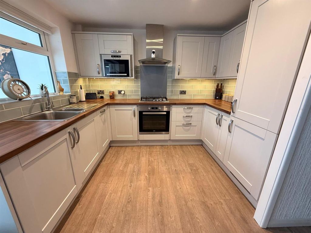 Property photo 2 of 19 Kitchen
