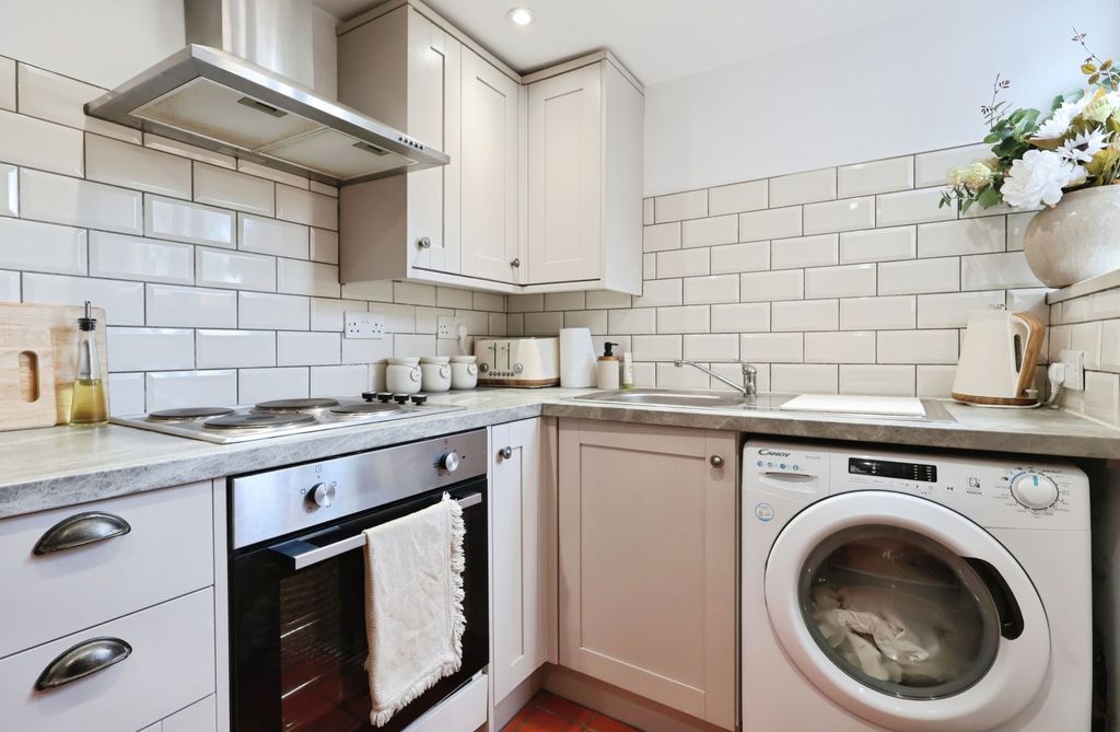 Property photo 2 of 33