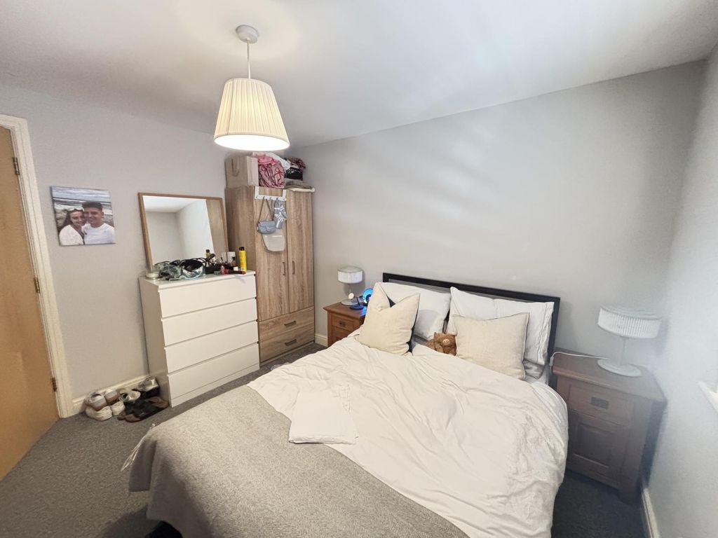 Property photo 1 of 8 A Spacious, Well-Lit Master Bedroom With A Comfort...