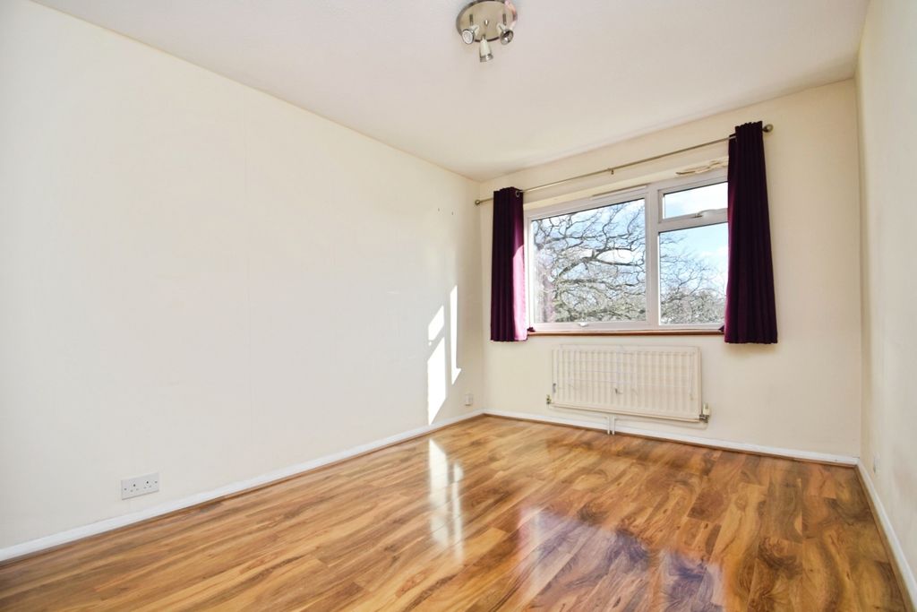 Property photo 3 of 7 02Acab4d-Living