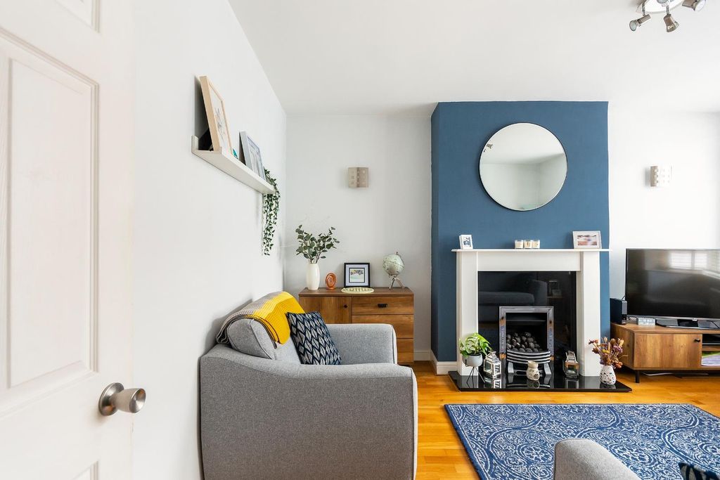 Property photo 1 of 26 8T5Rhd - Living Room D.Jpg
