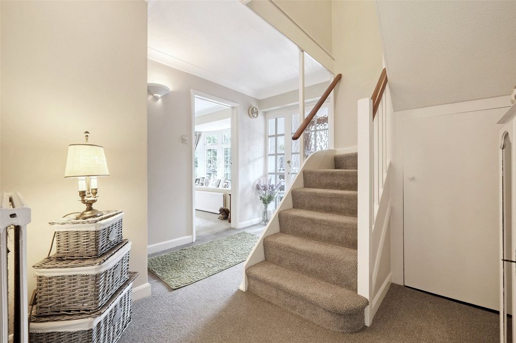 Property photo 2 of 18 Entrance Hall