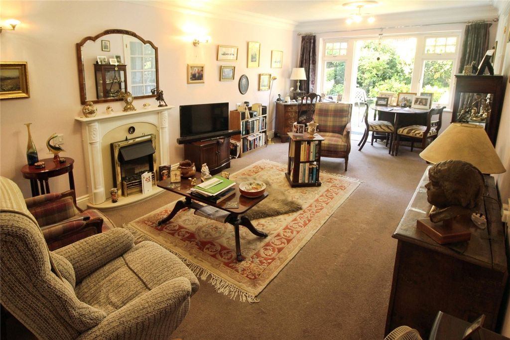 Property photo 3 of 13 Spacious Lounge Area