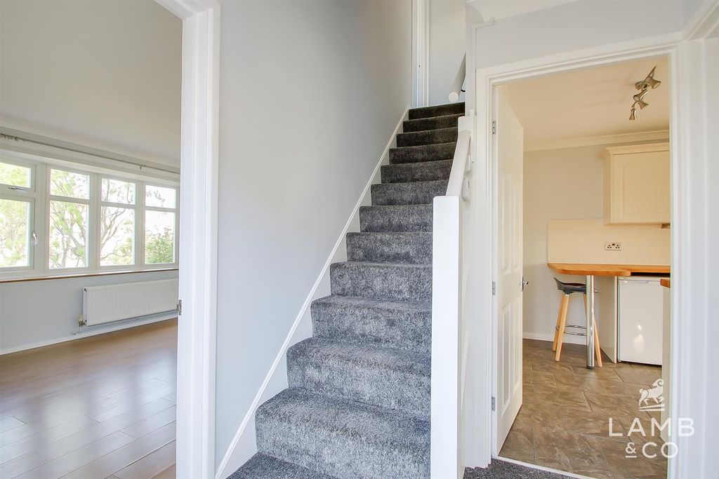 Property photo 2 of 17 Entrance Hall
