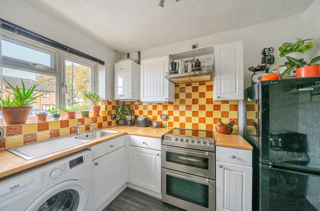 Property photo 3 of 12 1383569-32-691dcc...