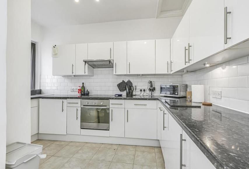 Property photo 2 of 5 1B 241-243 Baker Street 2 09.03 .Png