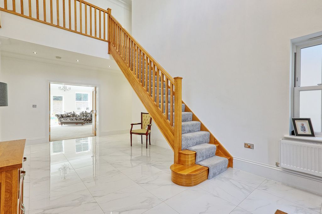 Property photo 2 of 32