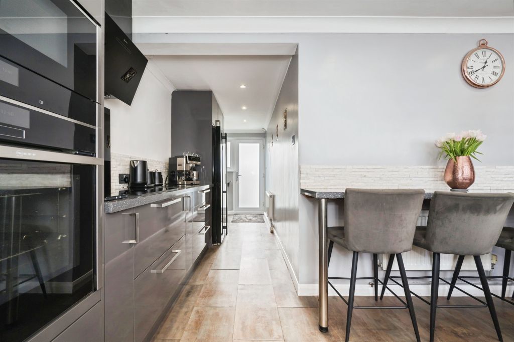 Property photo 2 of 27