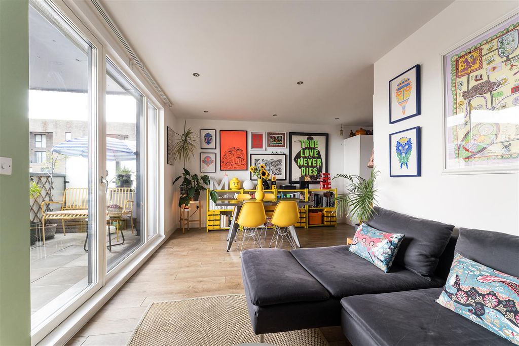 Property photo 1 of 51 +Hargreaves Court, E3
