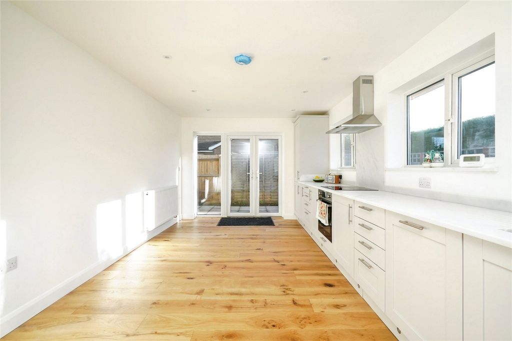 Property photo 2 of 23 Picture No. 17