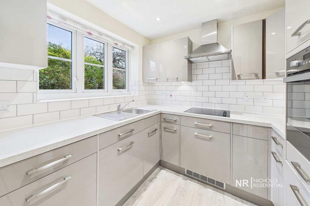 Property photo 2 of 11 Kitchen