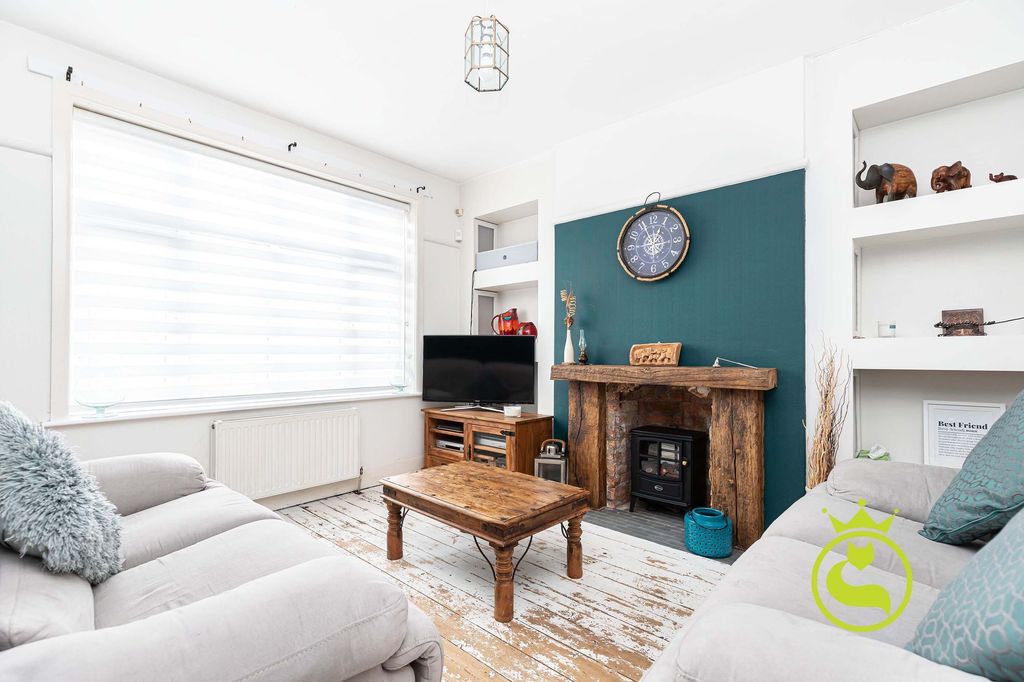 Property photo 2 of 21