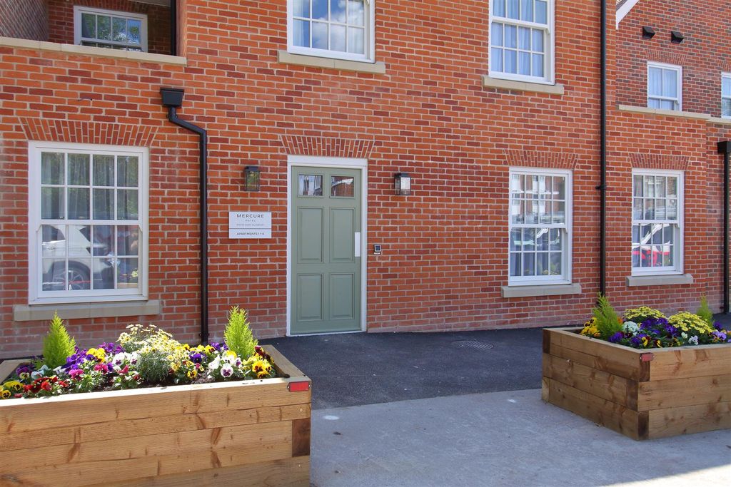 Property photo 1 of 12 White Hart Apartments Ph2.Jpg