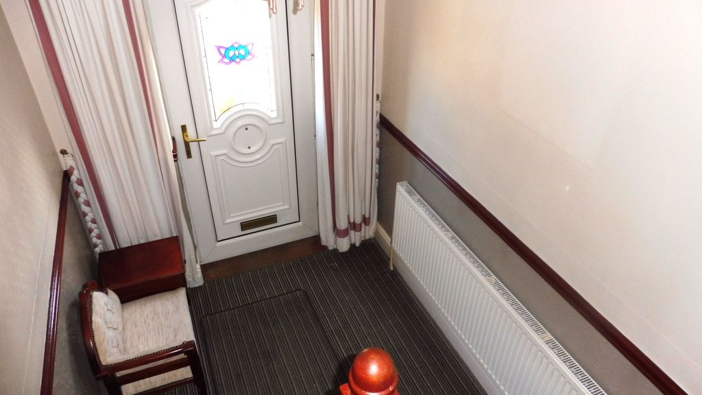 Property photo 3 of 28 Entrance Hall