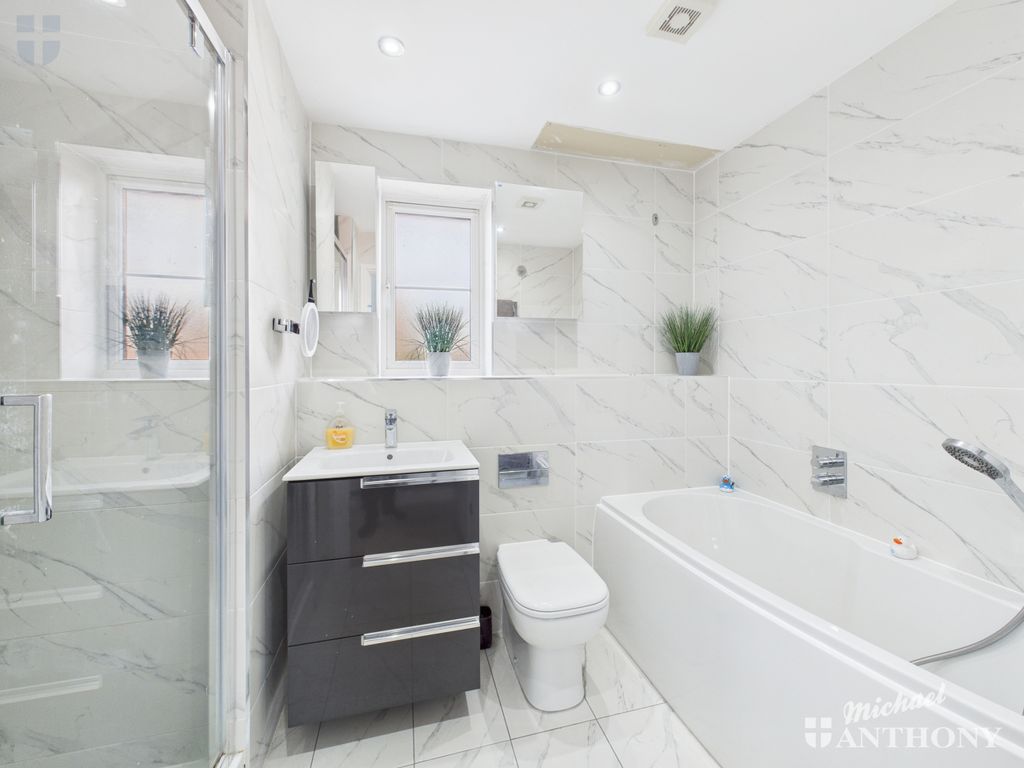 Property photo 3 of 10 Cam03852G0-Pr0467-Still002