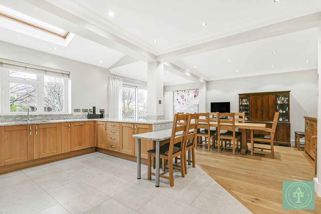 Property photo 2 of 34 Gallery