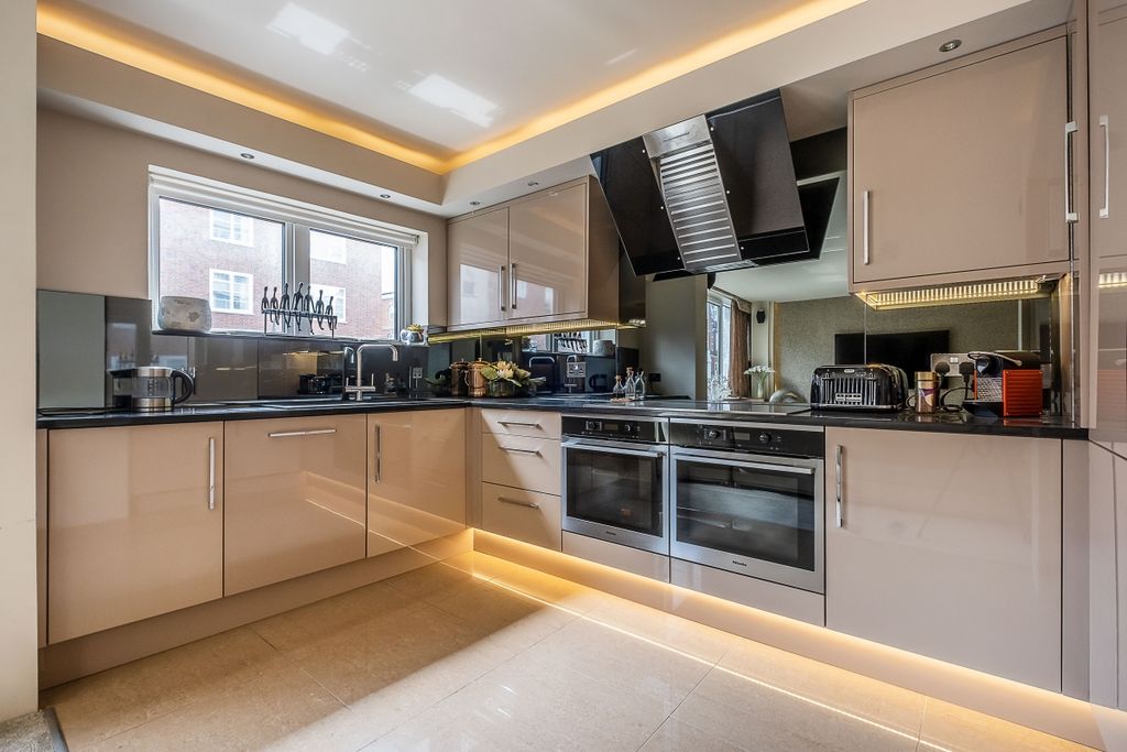 Property photo 2 of 11 Kitchen