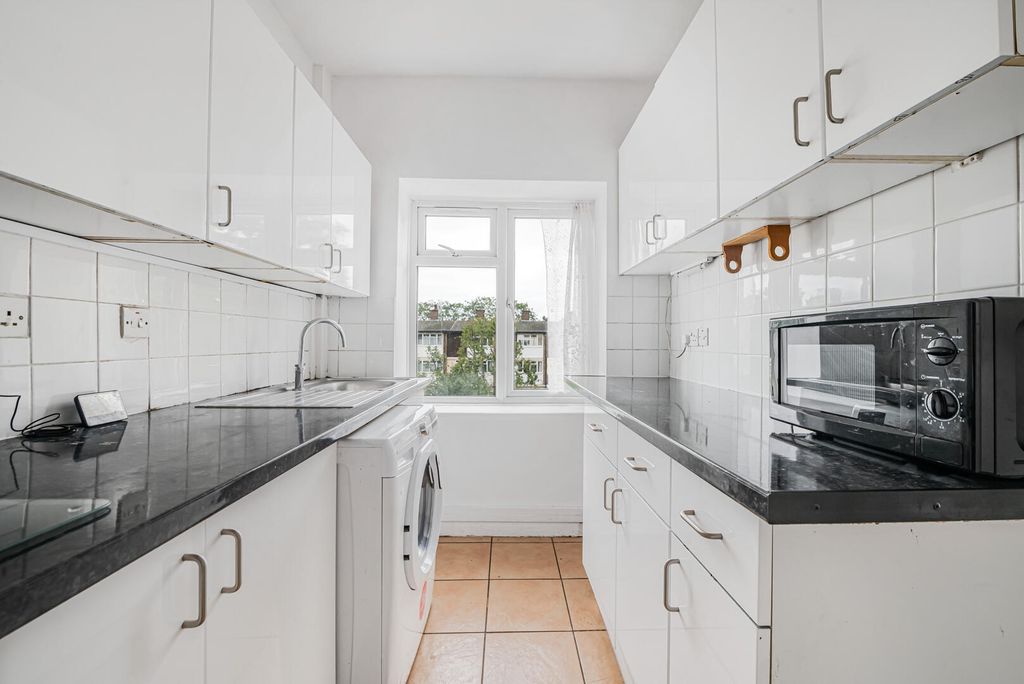 Property photo 3 of 12 Kitchen