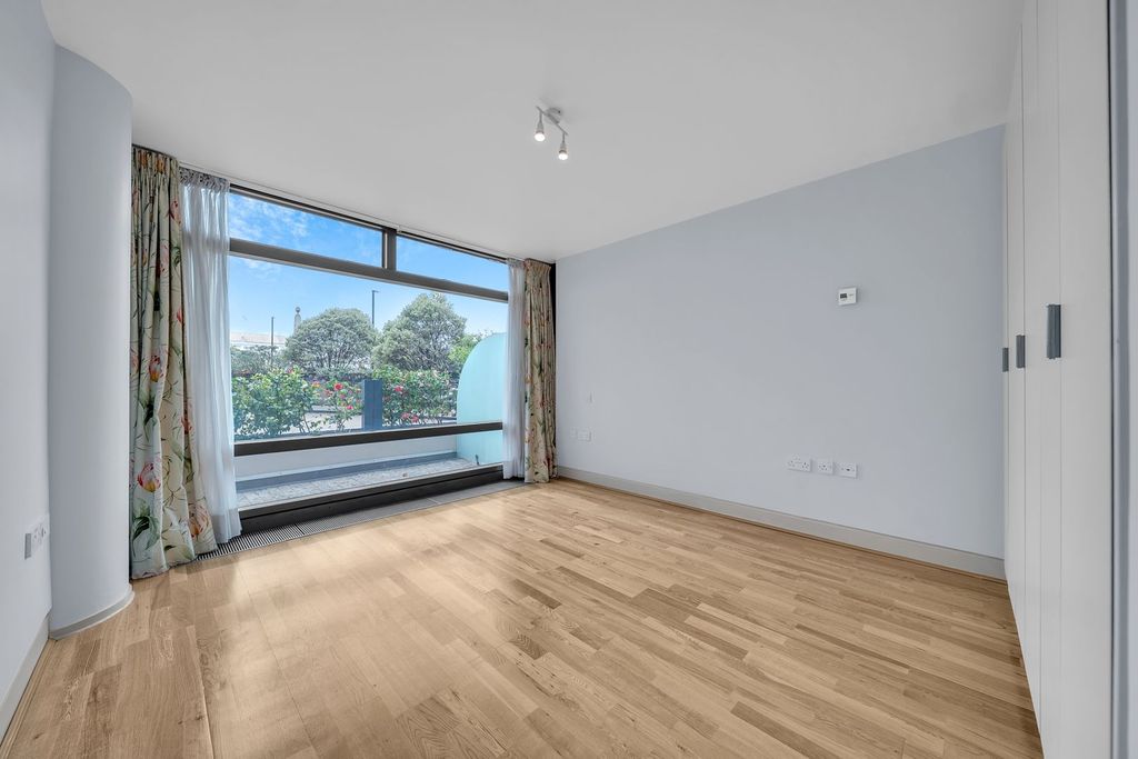 Property photo 3 of 18 Master Bedroom