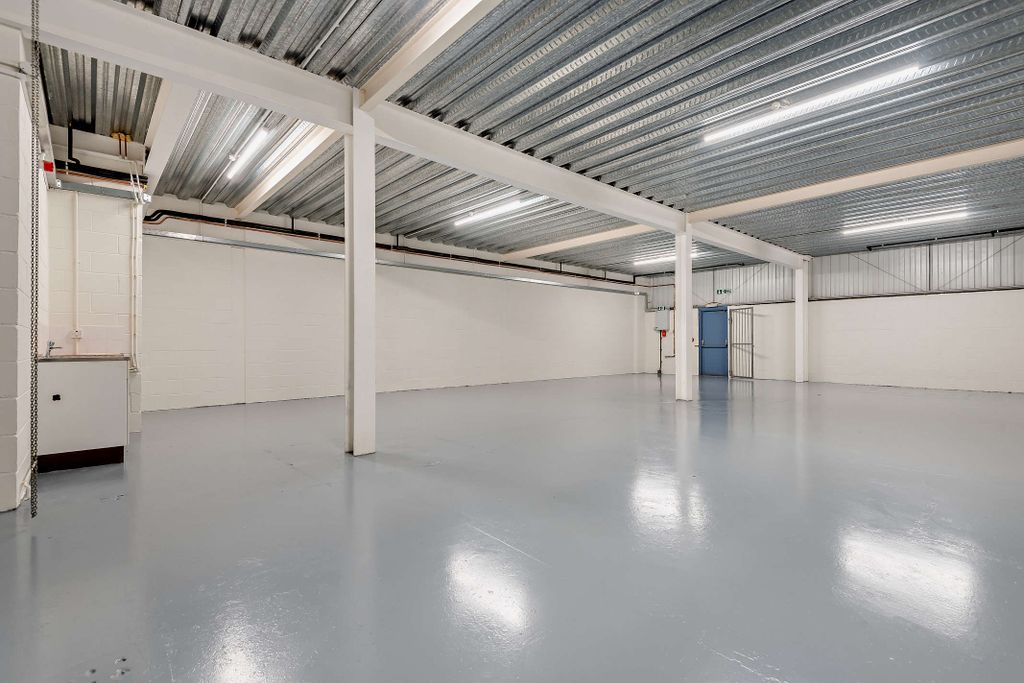 Property photo 3 of 29 8633519-Interior08-800