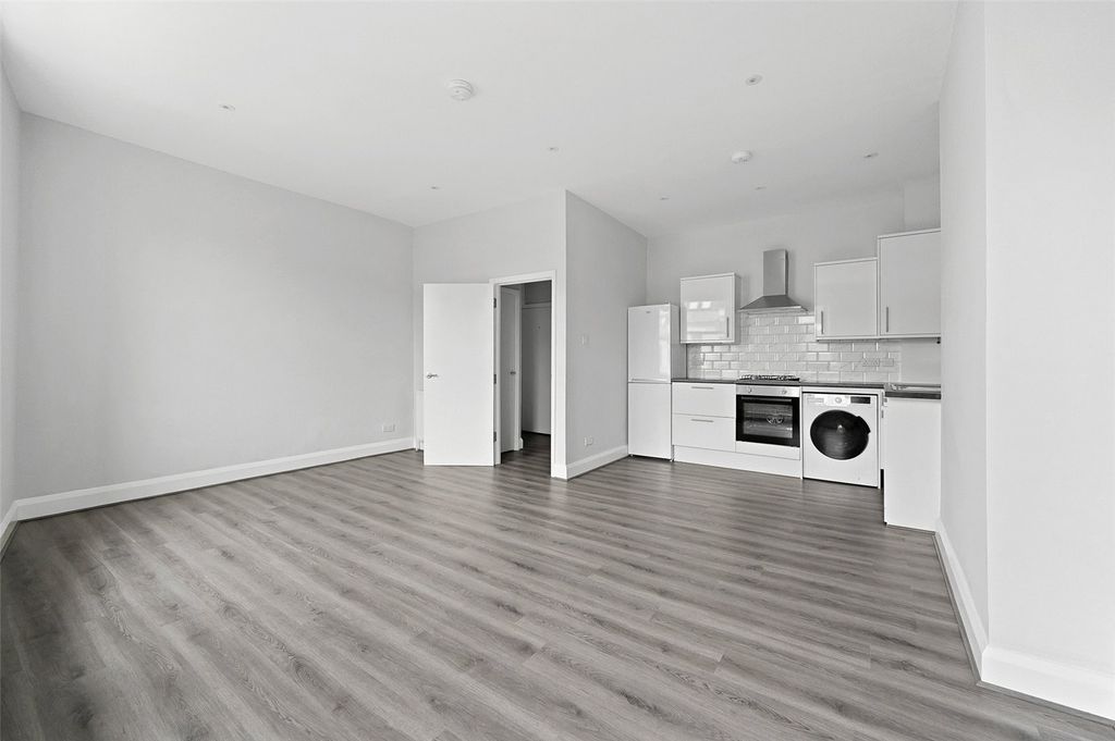 Property photo 3 of 10 Kitchen