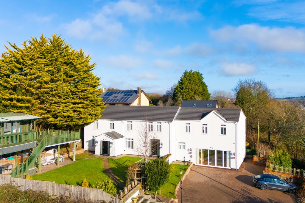 Property photo 2 of 82 Award-Winning Media Team On Every Listing_22