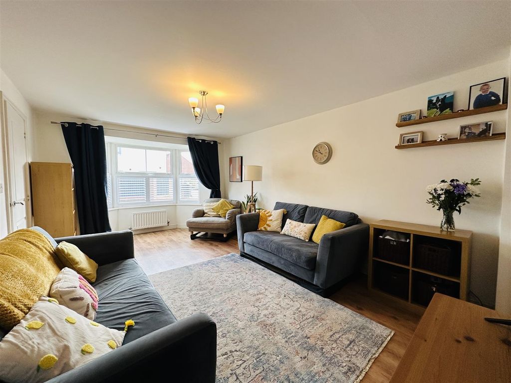 Property photo 3 of 17 Lounge 2 ML.Jpg