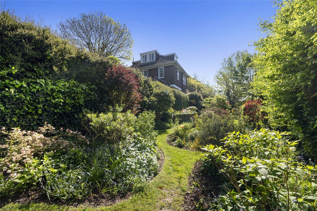 Property photo 2 of 19 Garden