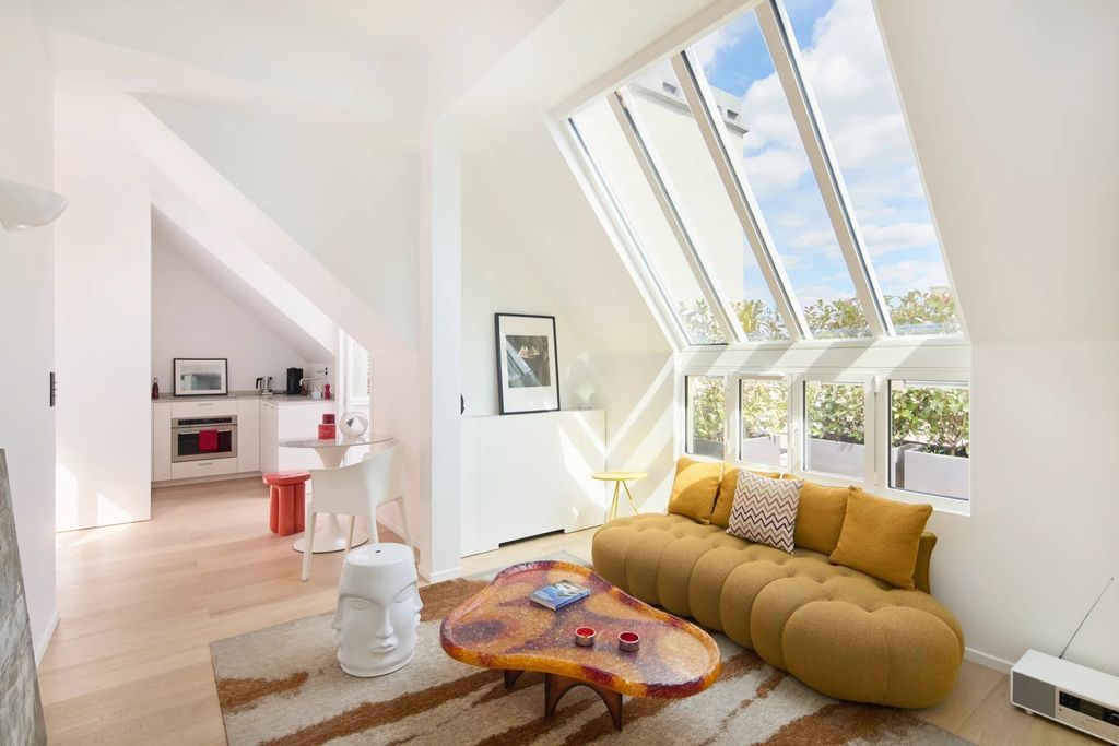 Property photo 1 of 12 A Superb Pied-À-Terre Just Steps From The Champs-Élysées