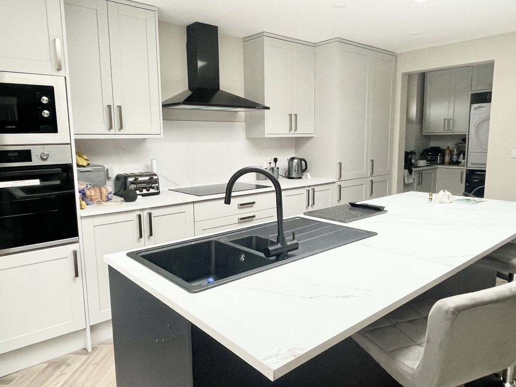 Property photo 2 of 11 Kitchen 3